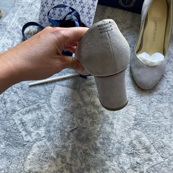 Perfect Round Toe Pump 70 IT 34.5 - US 4.5 / Light Gray Suede - Picture 4 of 9